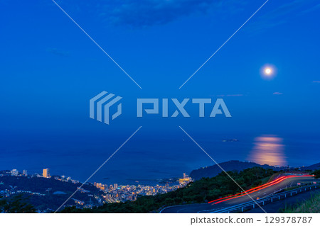 （靜岡縣）從伊豆天際線道路眺望熱海市容，一輪圓月在相模灣冉冉升起 129378787