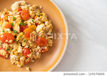 stir-fried tomatoes with egg on plate 129378889