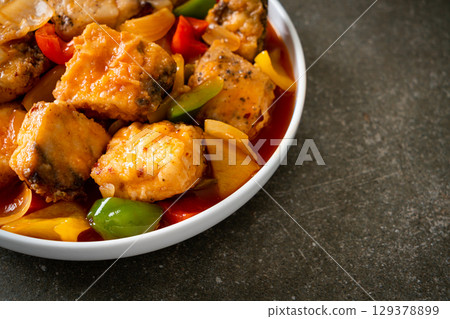 fish stew with tomato and pepper 129378899