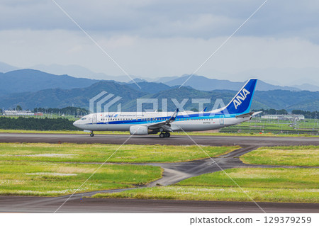 一架飛機在牧之原市(靜岡縣)富士山靜岡機場的跑道上行駛 一架飛機在牧之原市(靜岡縣)富士山靜岡機場的跑道上行駛 129379259