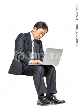 身著西裝的日本男性商務人士肖像（透明背景）| 男性，西裝，商務，透明背景，人物 129379549