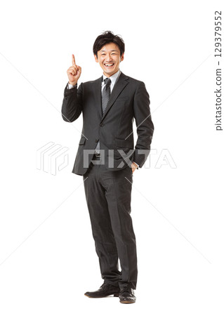 身著西裝的日本男性商務人士肖像（透明背景）| 男性，西裝，商務，透明背景，人物 129379552
