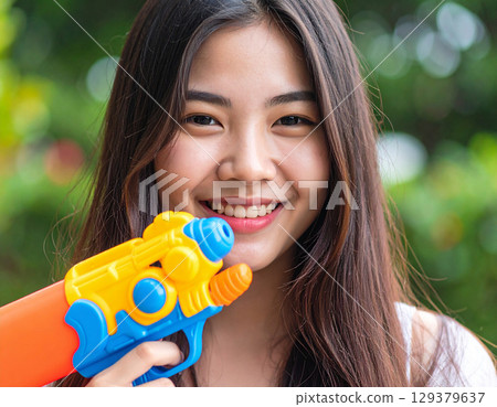 玩水槍的年輕女子 129379637