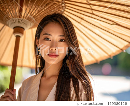 拿著陽傘的年輕女子 129380126