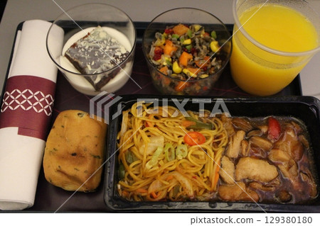 經濟艙餐點:照燒雞肉和中式米粉 經濟艙餐點:照燒雞肉和中式米粉 129380180