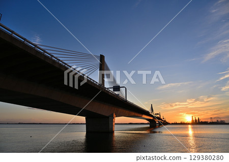 沐浴在朝霞中的伊勢灣岸高速公路 129380280