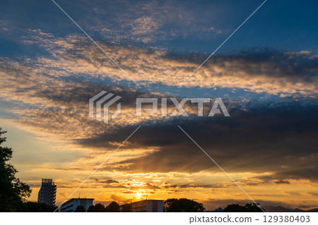 夏日夕陽 129380403