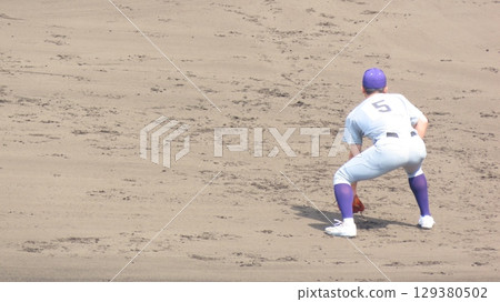 打三壘的高中棒球運動員 129380502