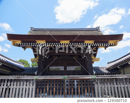 Scenery of the Gishumon Gate at the Kyoto Imperial Palace 129380710