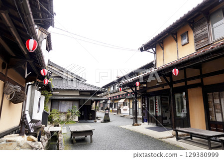 The nostalgic townscape of Kaguramonzen Tojimura in Aki-Takata City, Hiroshima Prefecture 129380999