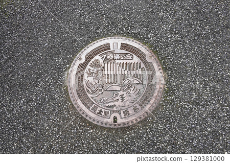Retro hot spring facility, local design, manhole cover 129381000