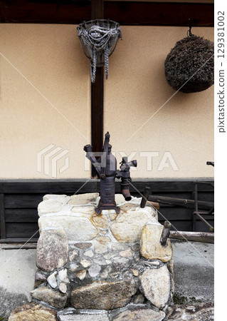 復古溫泉設施 路邊安裝的老式手壓泵井 129381002