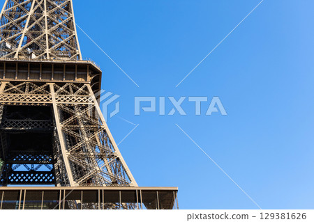 The view of Eiffel tower with blue sky 129381626