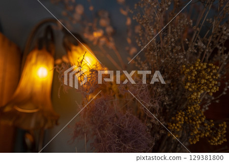 古董燈照亮的乾燥花 古董燈照亮的乾燥花 129381800