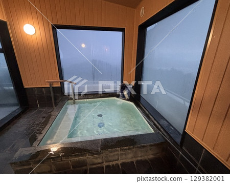 The hotel's open-air bath bathed in morning light The hotel's open-air bath bathed in morning light 129382001