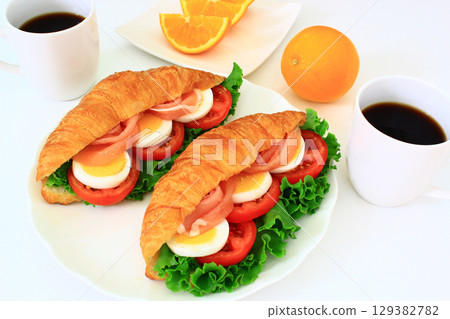 Healthy breakfast 129382782