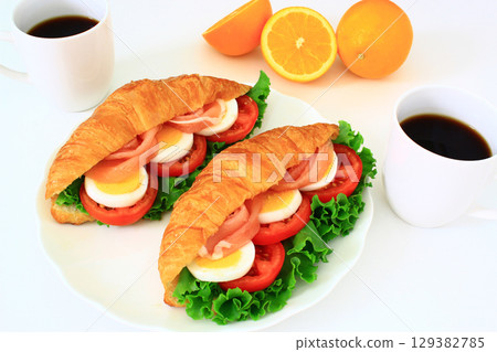 Healthy breakfast 129382785