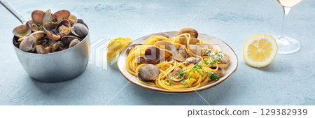 Vongole clams with spaghetti pasta, with wine, lemon, and thyme Vongole clams with spaghetti pasta, with wine, lemon, and thyme 129382939
