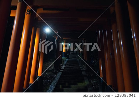 Fushimi Inari Shrine late at night when no one is there Fushimi Inari Shrine late at night when no one is there 129385041