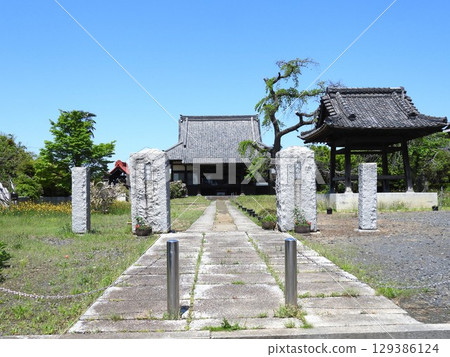 There is a monument with Issa's haiku at Sairinji Temple in Moriya City. There is a monument with Issa's haiku at Sairinji Temple in Moriya City. 129386124