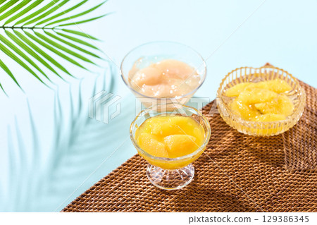 三種果凍:黃桃、白桃、夏橘 三種果凍:黃桃、白桃、夏橘 129386345