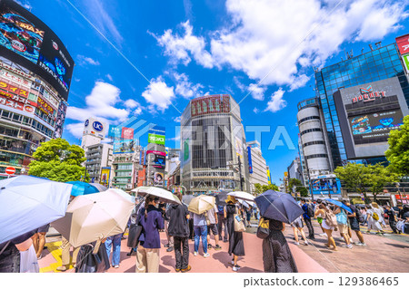 The dry landscape gardens of Tokyo's urban landscapes were removed... A large space was created next to the Hachiko statue in Shibuya, but on this day, a long line of people gathered with parasols = August 8th 129386465
