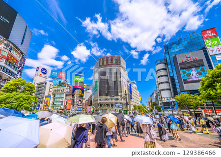 The dry landscape gardens of Tokyo's urban landscapes were removed... A large space was created next to the Hachiko statue in Shibuya, but on this day, a long line of people gathered with parasols = August 8th 129386466