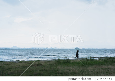People on the shores of Lake Biwa in summer 129386835
