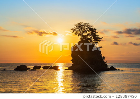 Sunrise at Amaharashi Coast, Toyama Bay Sunrise at Amaharashi Coast, Toyama Bay 129387450