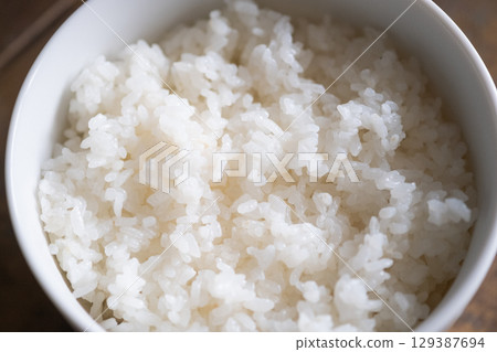 碗中盛裝的米飯圖片（庫存照片） 129387694