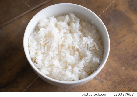 碗中盛裝的米飯圖片（庫存照片） 129387698
