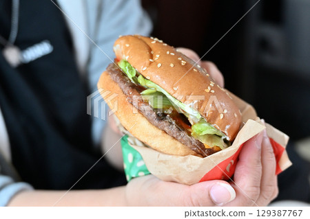 吃靈魂食物漢堡（在露營車裡） 129387767