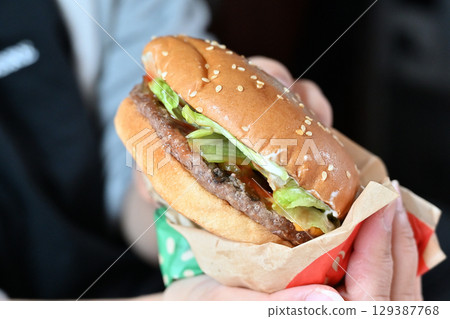 吃靈魂食物漢堡（在露營車裡） 129387768