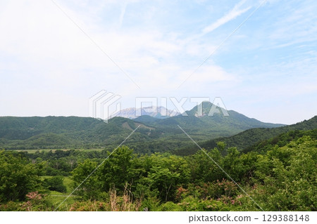 從木目台展望休息站眺望初夏的大山（鳥取縣） 129388148