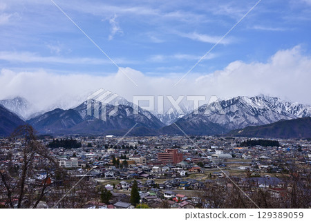 信州風光-雲霧繚繞的北阿爾卑斯山蓮華山與地岳 信州風光-雲霧繚繞的北阿爾卑斯山蓮華山與地岳 129389059
