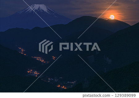 富士山的夜景，滿月照亮了山谷 129389099