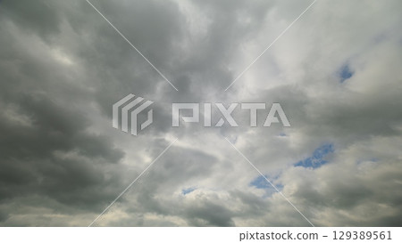 A Dramatic Cloudy Sky with Dynamic Light Patterns that Captivates the Viewer and Evokes Emotion 129389561