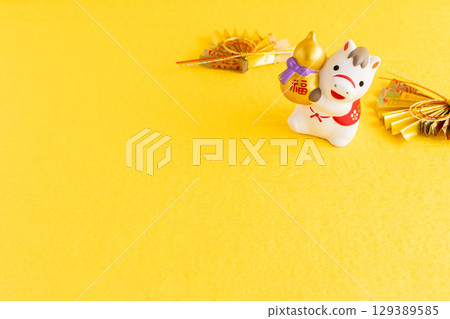 2026 Year of the Horse New Year's card material Yellow Japanese paper background 129389585