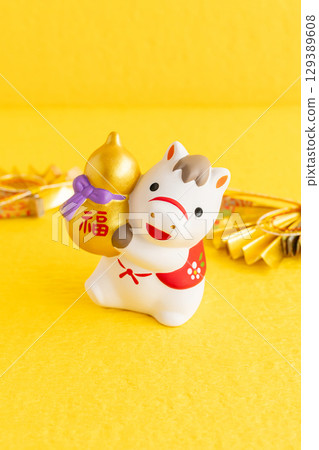 2026 Year of the Horse New Year's card material Yellow Japanese paper background 2026 Year of the Horse New Year's card material Yellow Japanese paper background 129389608