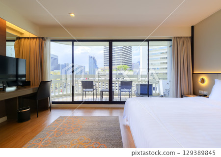 附陽台的飯店客房，可俯瞰泰國曼谷市中心 / 曼谷，泰國 129389845