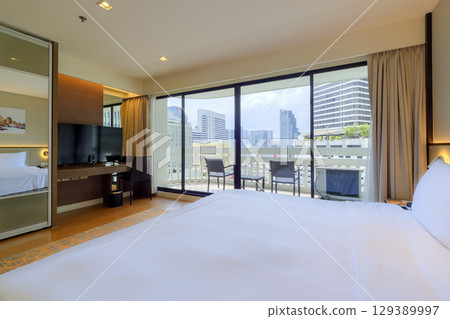 附陽台的飯店客房，可俯瞰泰國曼谷市中心 / 曼谷，泰國 129389997