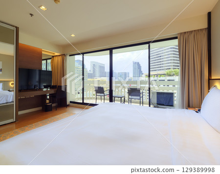 附陽台的飯店客房，可俯瞰泰國曼谷市中心 / 曼谷，泰國 129389998