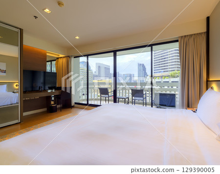 附陽台的飯店客房，可俯瞰泰國曼谷市中心 / 曼谷，泰國 129390005