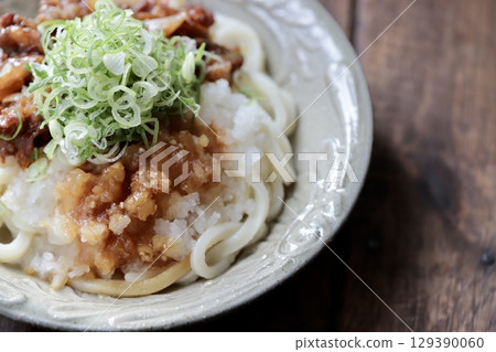 Chilled udon noodles with sukiyaki beef and grated daikon radish served in a Yachimun pot 129390060