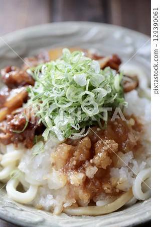 盛裝 Yachimun 鍋的冷烏龍麵，搭配壽喜燒牛肉和蘿蔔絲 129390061