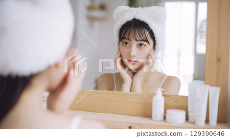 一名年輕女子正在做皮膚護理 129390646
