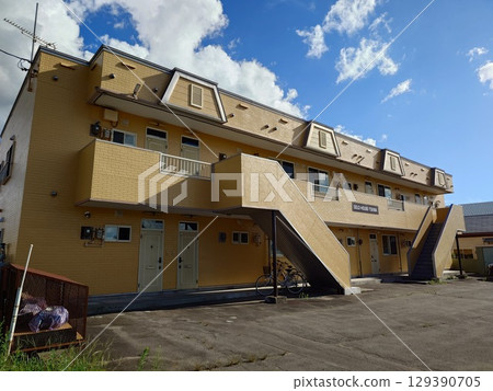 橘色的公寓大樓 129390705