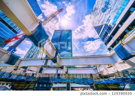 8月8日，日本東京城市景觀。酷暑難耐…澀谷Fukuras Deck前豎起的鋼架…邁向新的篇章…=澀谷 129390930