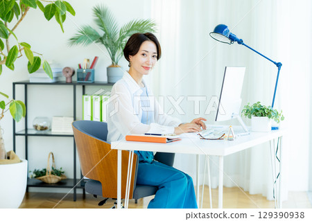 在辦公室工作的女商人 129390938