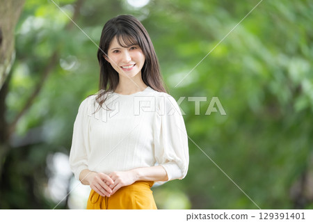 女人, 鮮綠, 綠色, 微笑 女人, 鮮綠, 綠色, 微笑 129391401